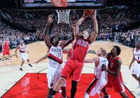 Blake Griffin Goes up Inside vs Ed Davis in Portland