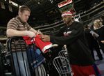 maggette signs autograph fullj.getty-76075259rh001_clpers_pacers.jpg